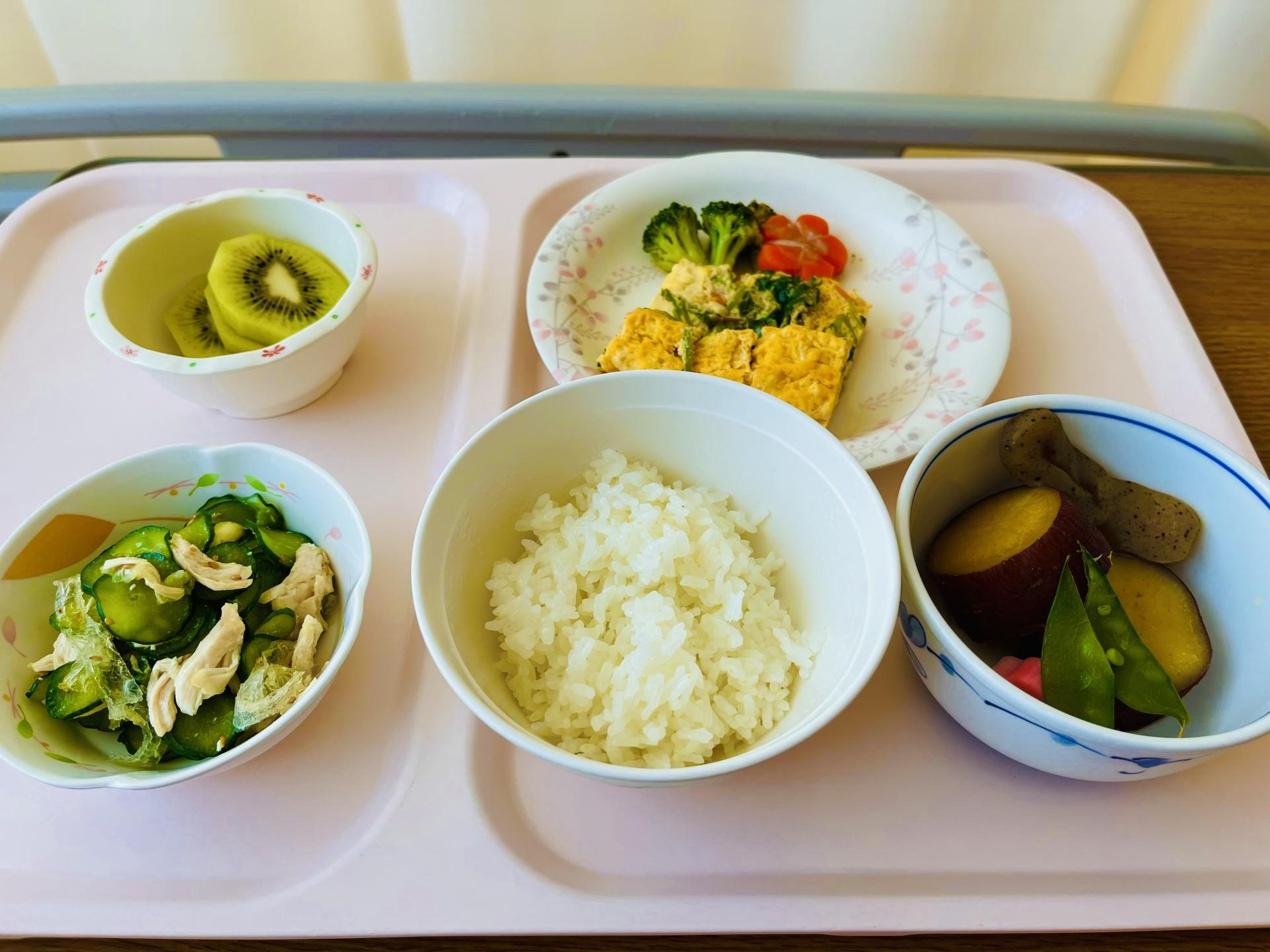 ＼ 未経験OK・1日3.5時間パート ／
朝の時間を活かして簡単な食事盛付や配膳！
扶養内OK！週4日〜OK・WワークOK！
年齢不問・幅広い世代が活躍できる環境◎