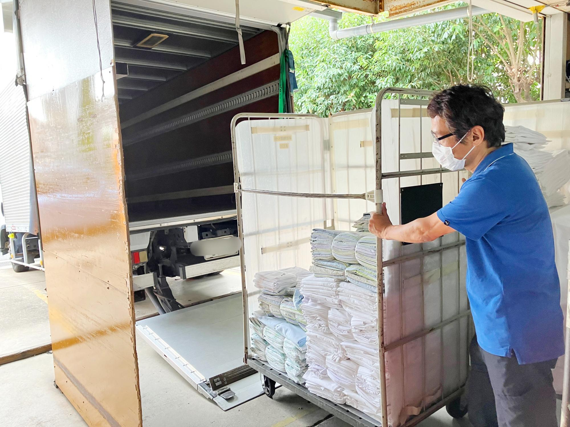 \ 限定1名!! 月給25万円!! /
MT車の普通免許があればOK
2tトラックでラクラク近距離配送
クリーニング品の集配スタッフ