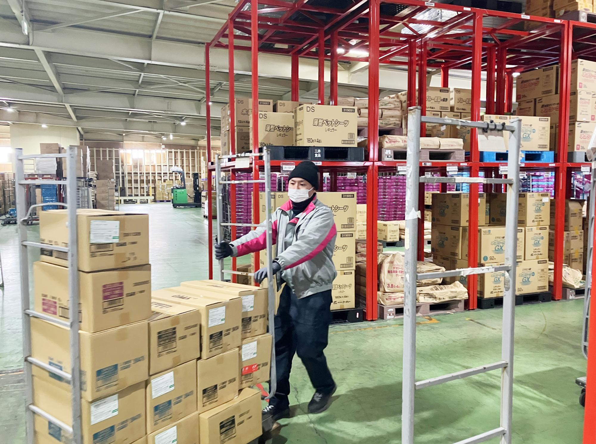 ＼ 未経験でもガッツリ稼げる!! ／
事業拡大のため正社員募集
高収入!! 無資格でも月給30万〜!!
物流倉庫内でカンタン作業
大人気のピッキングスタッフ