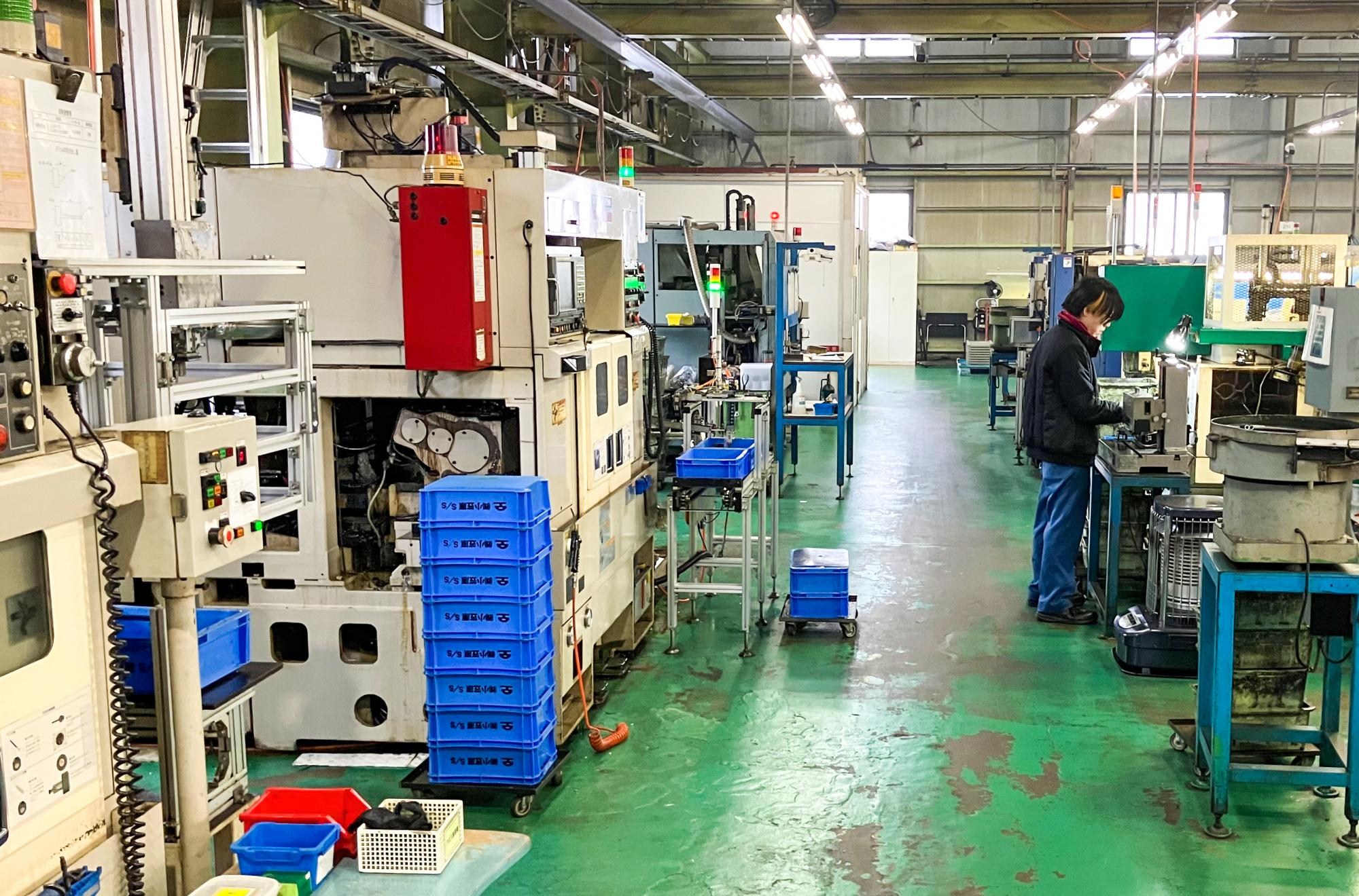 モノづくりに興味のある初心者さん大歓迎!!
年間休日115日＋有給も取りやすい!!
少人数だから頑張りや仕事ぶりは正しく評価
月給21万以上・福利厚生＆教育体制充実
まずは話だけでもOK!! 職場見学大歓迎!!
知識ゼロから学べる機械オペレーター