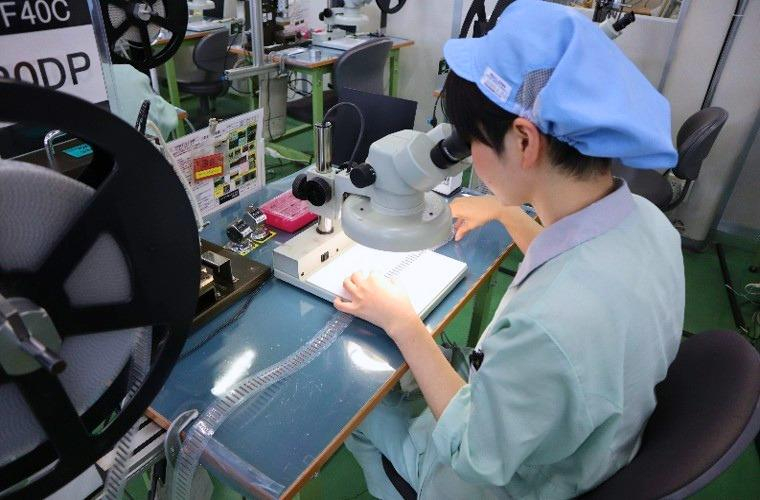 ＼ ✧座ってできる部品の検査✧ ／
未経験からスタートした方も多数活躍中！
空調完備の快適な工場内で無理なく長く続けやすい！
コツコツ作業が好きな方にぴったりのお仕事◎